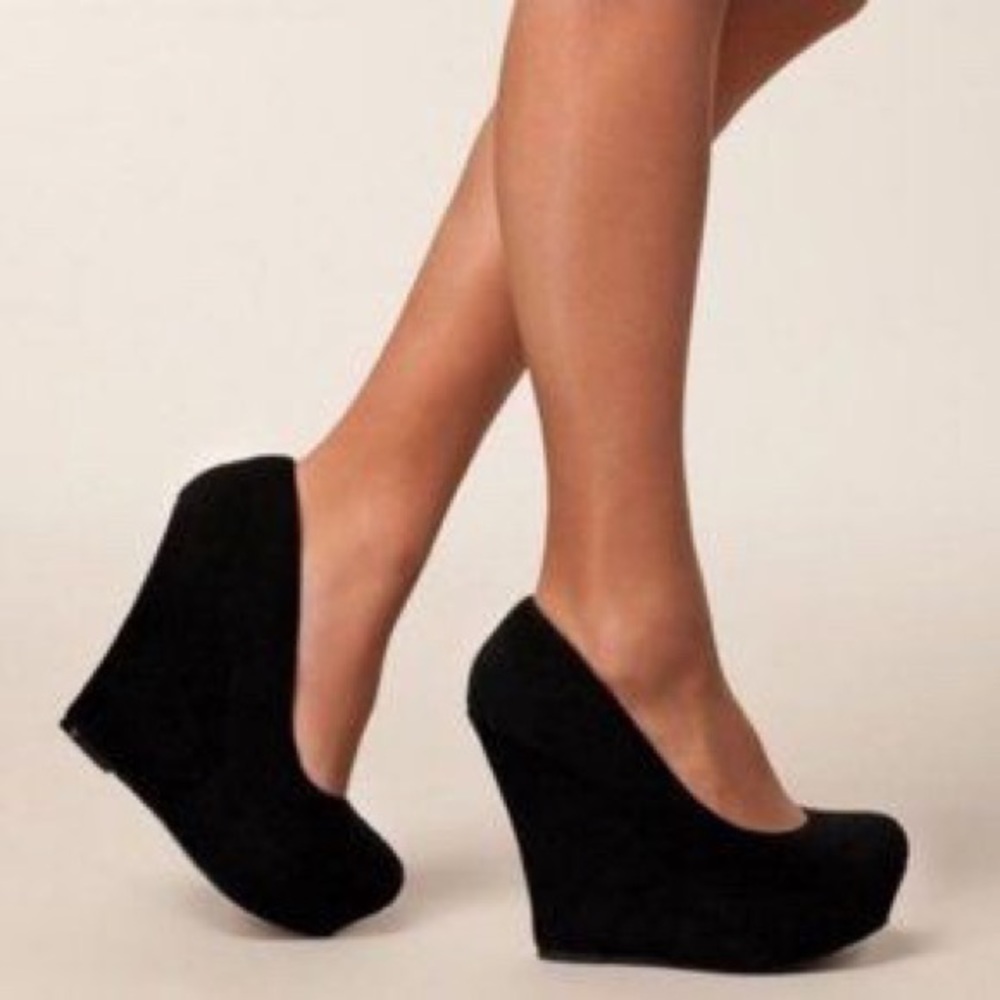 Steve Madden black wedges